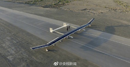 中國航天科技集團研製的新型彩虹太陽能無人機，在西北地區完成20公里的高空飛行。（圖／翻攝自央視新聞微博）