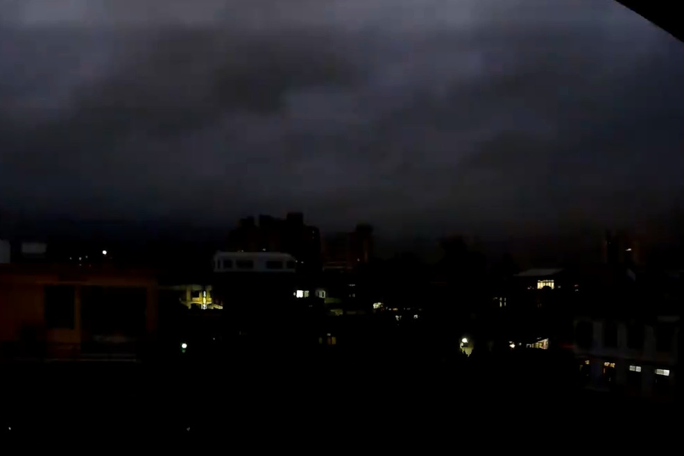 苗栗市区晚间全面停电 天空密集闪电雷击…吓坏当地民众