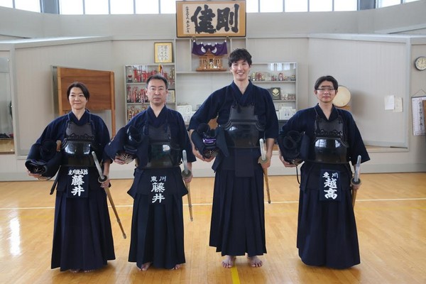 另外,他接著体验日本传统文化学习剑道,还换上和服跳起扇子