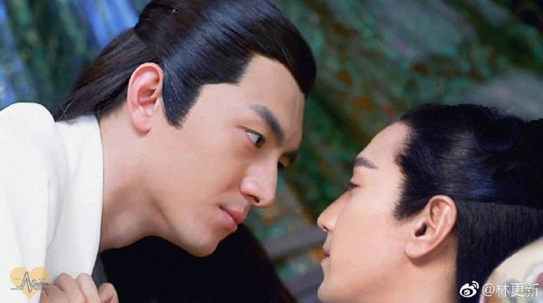 赵又廷躺著轻拉林更新衣领 老婆见调情照:管管