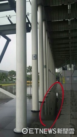 ▲機捷Ａ18站遇雨電扶梯就故障，戶外銜接通道遮雨功能不佳。（圖／機捷Ａ18站通勤族提供）