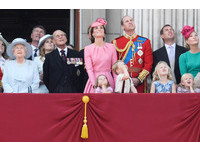 喬治夏綠蒂兄妹咬手指+怪表情　萌看英女王91歲閱兵！