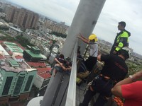 女要從24樓頂跳下...跨護欄懸半空　警消驚險拉住手救命