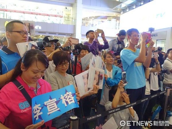 ▲▼李宣榕苦熬10年举行签唱会泪崩。（图／宝丽来国际<a href=