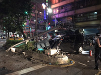 快訊／三重休旅車撞斷紅綠燈！「油箱破裂」…2人重傷搶救中