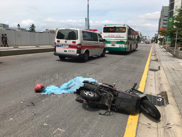 造成73岁的陈姓机车骑士遭辗压,脑浆外溢明显死亡,乘载的70岁陈姓女士