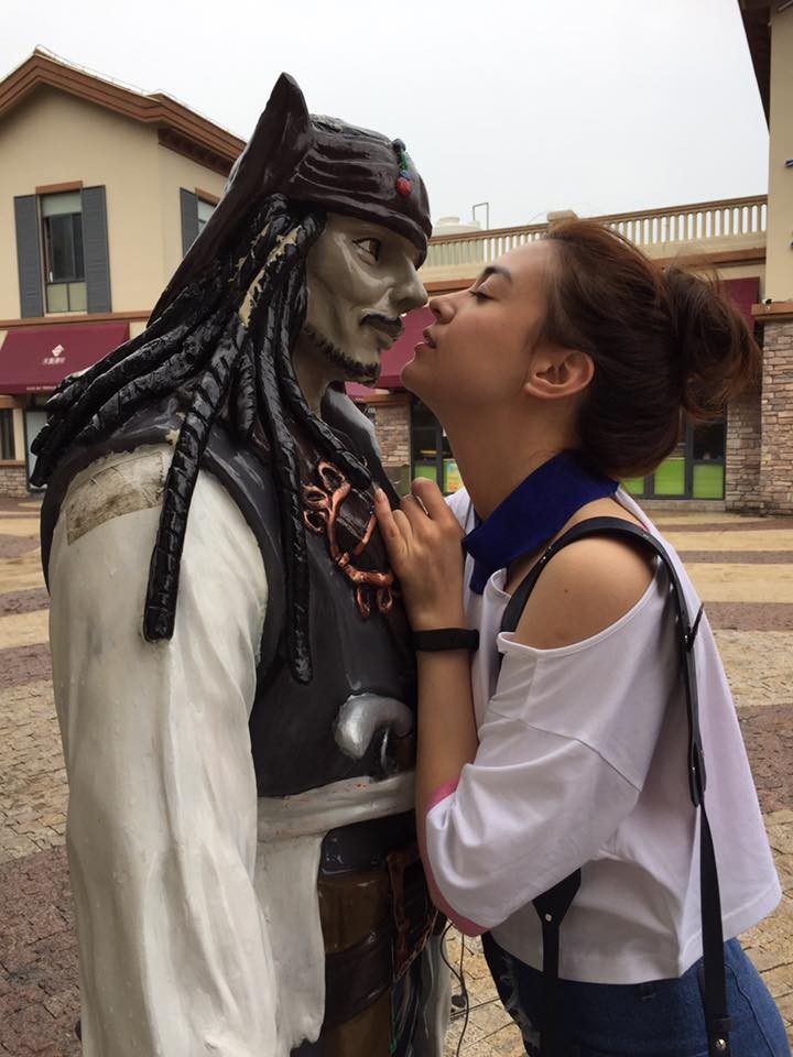 ▲张榕容拍搞笑情境照。（图／翻摄自张榕容脸书）