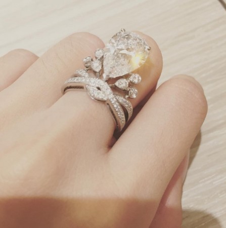 ▲Angelababy车内发呆，手上婚戒闪闪发亮。（图／翻摄自微博）