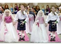 5歲癌末女孩和小男友「牽手走紅毯」　夢幻婚禮完成心願