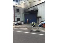 桃園市平鎮7連棟鐵皮工廠大火　救出1遭嗆傷男子
