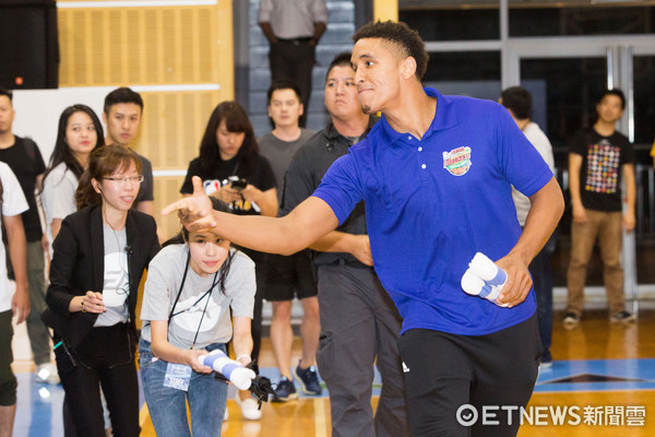 ▼「nba live mobile球星见面会」布洛格登malcolm brogdon.