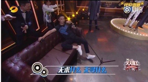 ▲霍建华翘腿坐沙发，开唱粤语歌。（图／翻摄自秒拍）