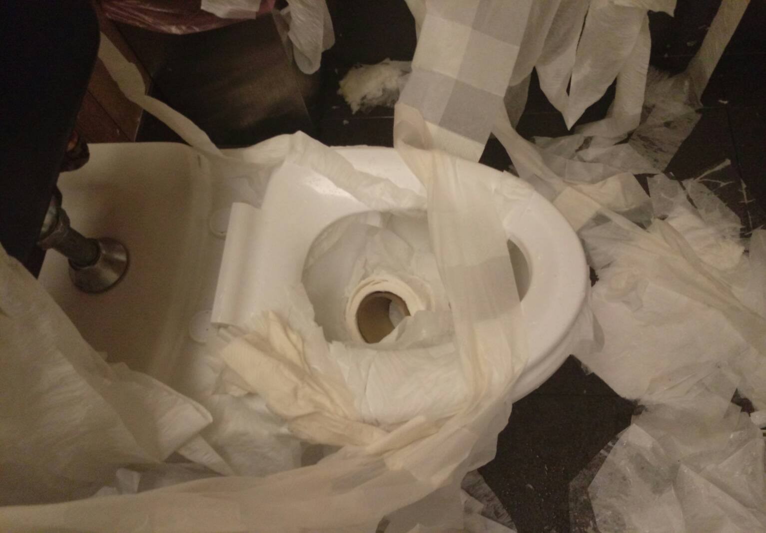 台影城厕所满地卫生纸到处屎尿秽物番茄酱喷天
