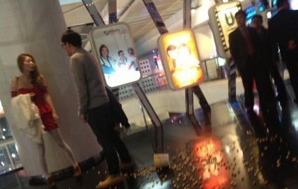 影/呛辣上海「<em>奶罩</em>妹」脱了 纯白内衣逼<em>男友</em>戴