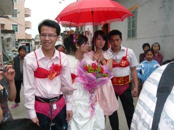 超搞笑婚礼! 大陆新郎红内衣外穿 宾客笑哈腰