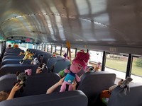上學路上充滿愛　美校車司機親做玩偶給學生