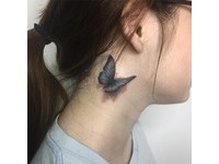 超3D！「蝴蝶紋身」輕吻女孩脖子　網驚嘆：牠要飛走了啦