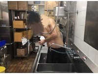 員工赤膊站進「Wash槽」洗澡！照片曝光GG…麥當勞回應了