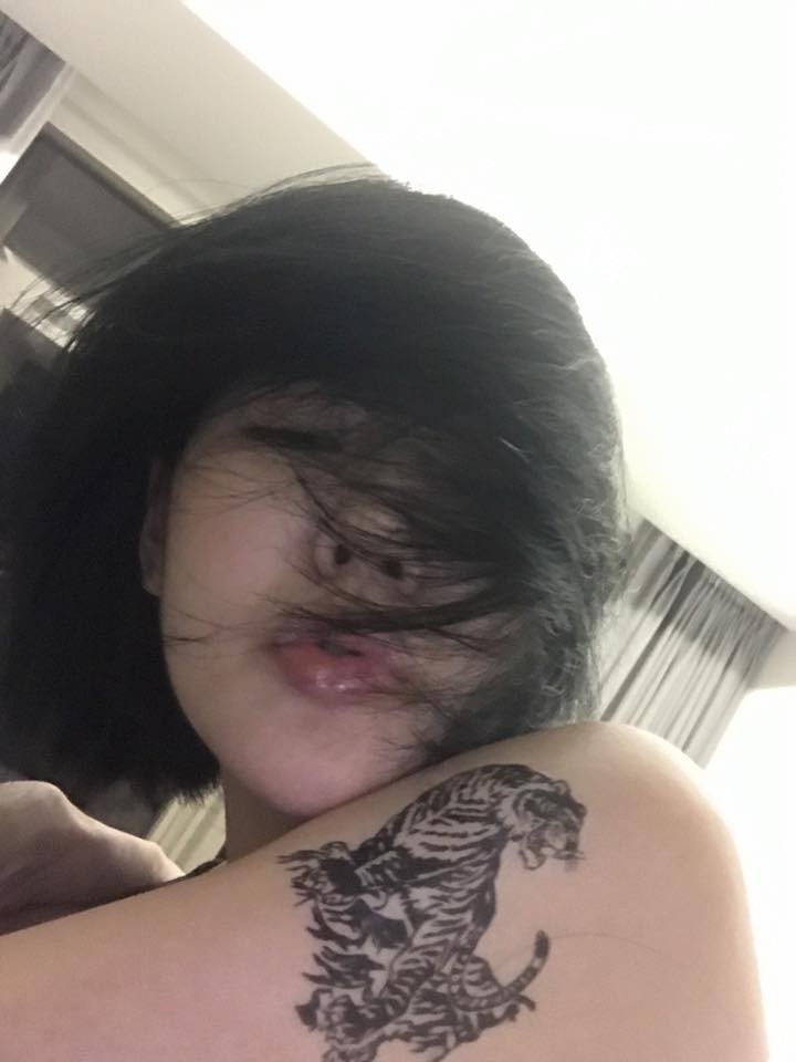 小s揪女儿秀刺青! 耸肩摆冷酷表情:不要惹我们