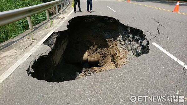 苗栗惊见7m暗黑大坑洞!路像被挖空 居民傻眼「以为3d图」