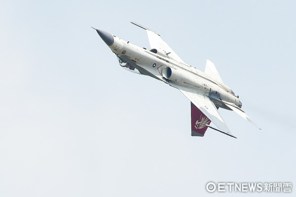 影\/IDF经国号接机25周年! 双彩绘机帅气编队冲