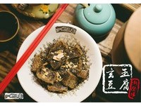 翻轉傳統小吃！屏東獨家甜味臭豆腐灑芝麻粉、花生粒