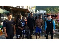 泳客集體沖出海...消防急救援　竟是4黑人抱在一起漂浮