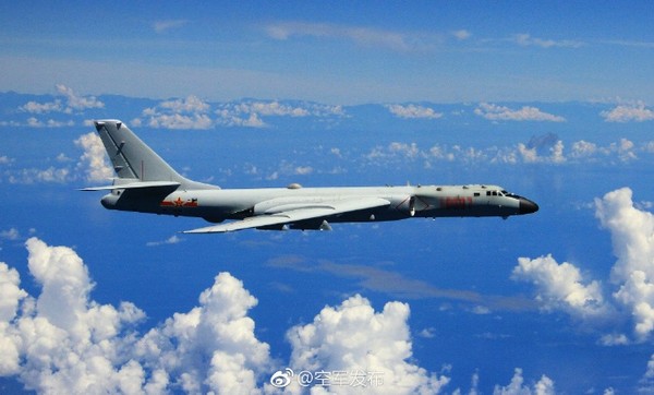 ▲▼解放軍轟6K沿台灣東部海岸線飛行，中央山脈清晰可見。（圖／翻攝自「空軍發佈」微博）