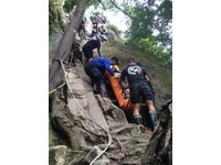 快訊／登山攀繩突斷裂　三峽五寮尖登山客墜20米邊坡