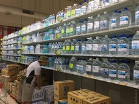 尼莎颱風逼近台灣！賣場全面應戰　礦泉水、泡麵買一送一起
