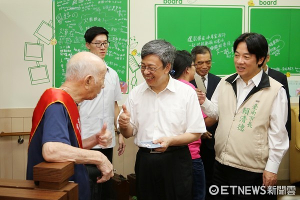 ▲副總統陳建仁與長照據點住民親切互動。（圖／市府提供）