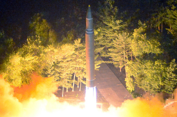 ▲北韓28日第二次成功試射「火星-14型」洲際彈道飛彈。（圖／路透社）