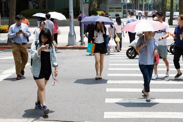 ▼撑伞,夏天,大太阳,防晒,大热天,行人.(图/记者季相儒摄)