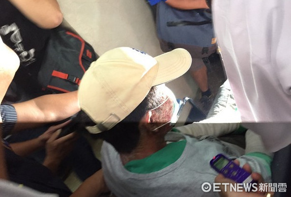 松山車站爆炸案，林英昌坐著輪椅進入台北地檢署，臉上看得到包著紗布繃帶。（圖／記者楊佩琪翻攝）