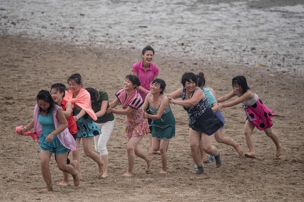 ▲▼北韓的民眾在海邊享受夏天。（圖／CFP）