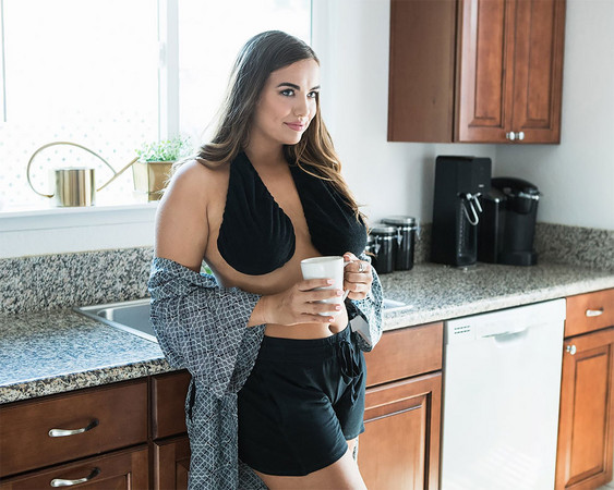 ▲女生胸部爆汗的救星 「毛巾胸罩」限定巨乳人才穿得下!。(图/翻摄tatatowel)