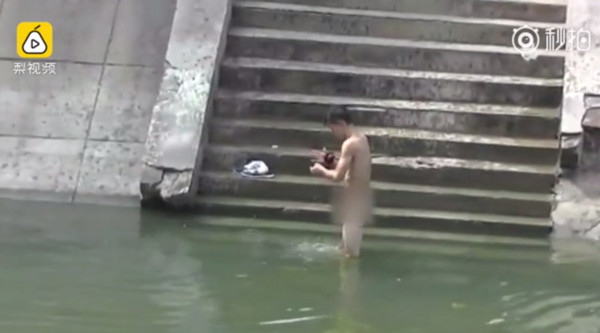 ▲▼河南省鄭州市一名年輕男子在景觀河裡洗澡，卻看到岸上有一名爺爺在尿尿。（圖／翻攝自梨視頻）