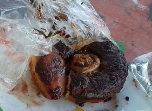 ▲美國媽媽買到「驚喜版」甜甜圈。（圖／翻攝自臉書／Quemando Al Gobierno De MOROS）