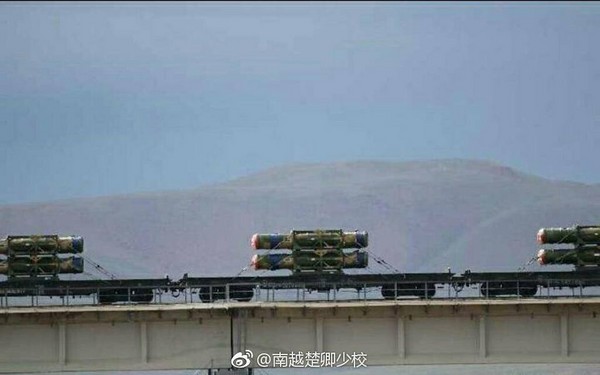 中印即將開打？近日各大網路曝光解放軍行駛在西藏高原地區的列車，正運送一批紅旗-16防空導彈系統。（圖／翻攝自大陸網站）