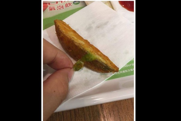 ▲▼鄉民去台南某摩斯漢堡分店吃到綠色黃金薯條。（圖／翻攝PTT）