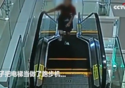 女店員把電梯當跑步機，不慎摔倒。（圖／翻攝自央視）