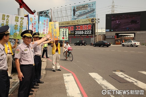 ▲台南市交警大隊親上街頭向民眾作交通宣導。（圖／警方提供）