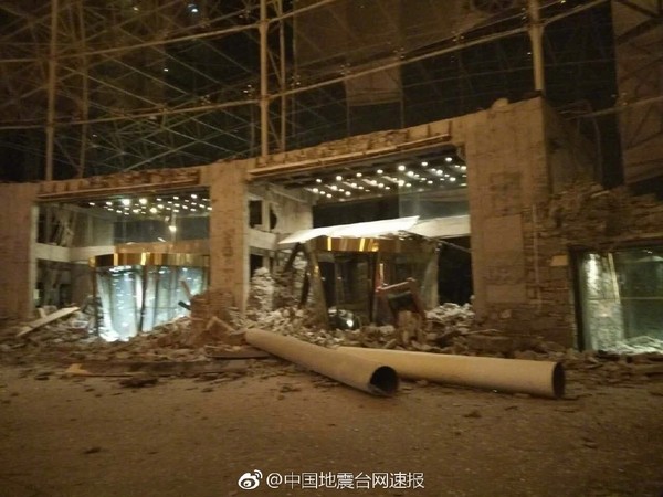 ▲四川九寨溝縣7.0強震，當地一間飯店受損嚴重。（圖／翻攝自微博）
