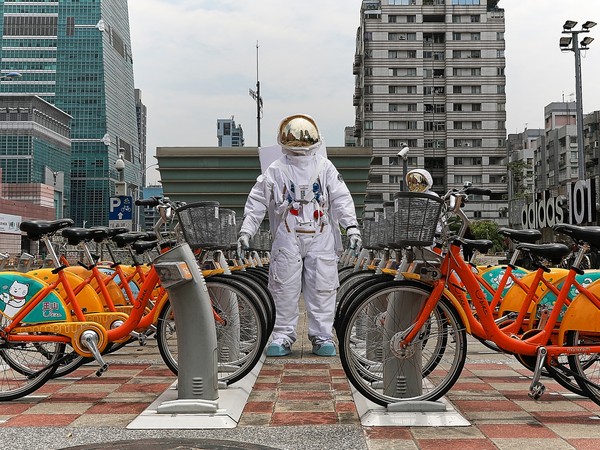 ▲OMEGA超霸系列60年請太空人來台北（圖／品牌提供）