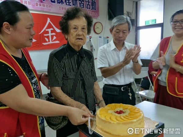 85歲獨居台東太麻里的李阿嬤，由華山基金會安排生平第一次慶生會，也收到生平第一張生日卡。（圖／華山基金會提供）
