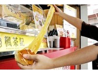 手好酸！芝心餡狂拉50cm　「黃金起司瀑布」讓小店爆紅