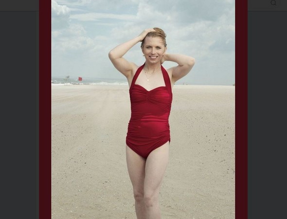 ▲▼ 前美軍變性士兵雀兒喜曼寧以一身大紅色連身泳裝登上Vogue雜誌。（圖／翻攝自推特／@xychelsea）