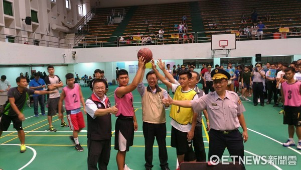 ▲台南市警局主辦的「第7屆暑期青春盃少年3對3籃球賽」總決賽，12日在新營區體育館室內籃球場舉行，由台南市副市長張政源主持開幕及開球儀式。（圖／警方提供）