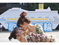 36度豔陽!15對情侶穿「宮廷裝」跳舞 女女吻超激情