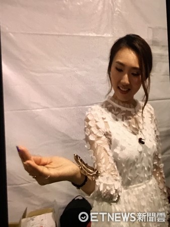 爸爸真的来了! 「手掌大巨蛾」停手上.谢金晶爆哭